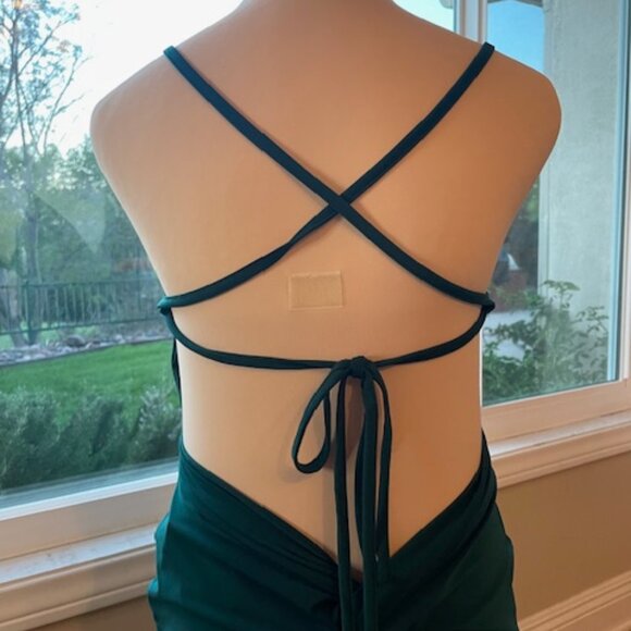 A beautiful formal party dress for prom or Chrismas party. - Picture 3 of 5